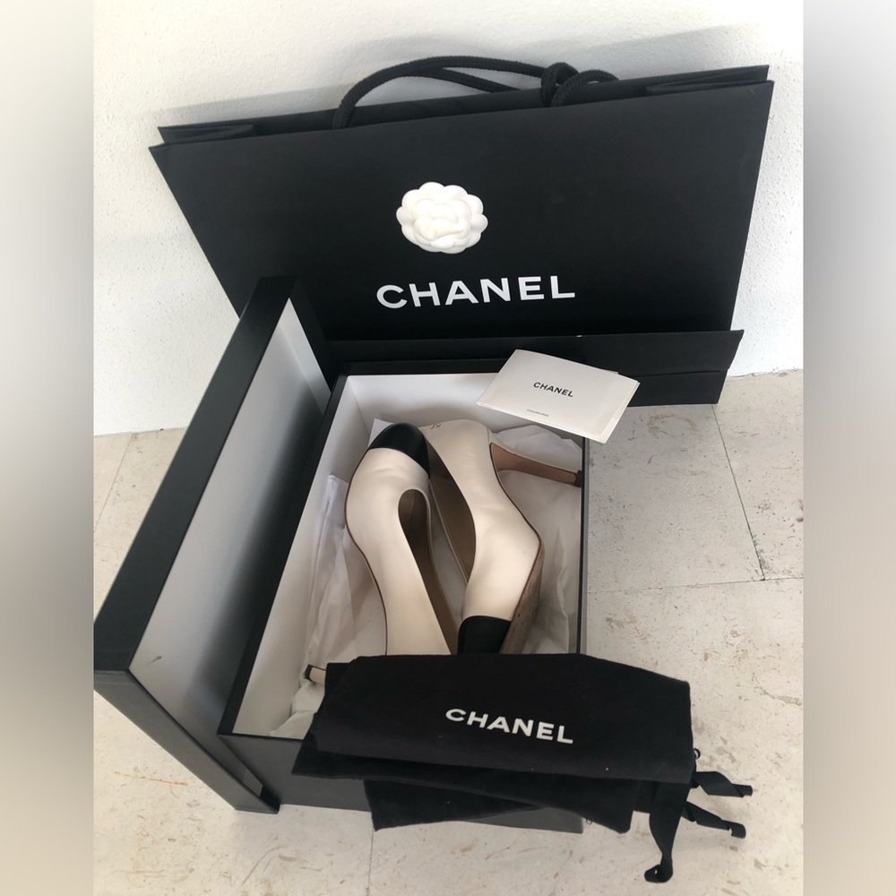 CHANEL Two-Tone Cap -Toe Pumps in Cream and Black .Size 39 - Picture 2 of 13